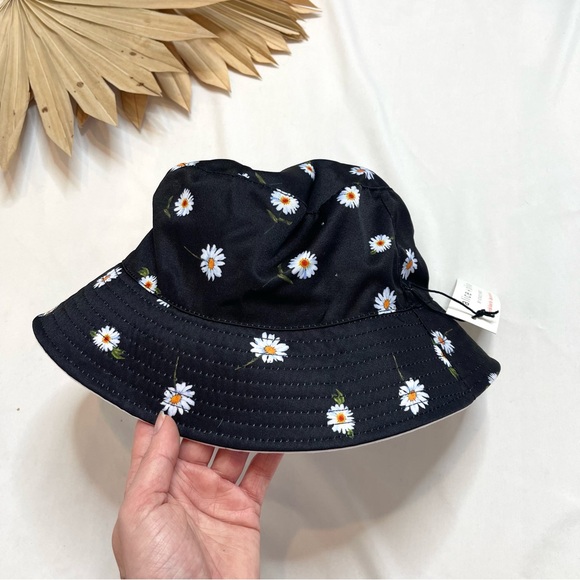 Alice + Olivia Accessories - Alice + Olivia Reversible Floral Daisy Sunflower White Black Bucket Sun Hat Cap
